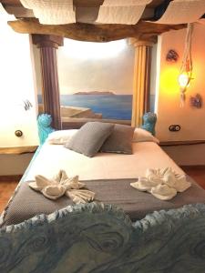 Schlafzimmer mit einem Bett mit Wandgemälde in der Unterkunft Casa el Pelaire in Perarrua