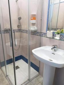 Kylpyhuone majoituspaikassa Hostal El Cairo