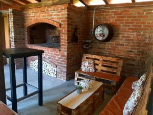 a living room with a brick wall with a brick oven at Studio apartmani "Štimac" in Garešnica