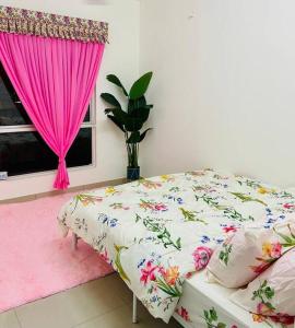 um quarto com uma cama e uma janela com cortinas cor-de-rosa em Sentrovue B Pink House em Bandar Puncak Alam