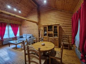 昂內維爾的住宿－Les Chalets Amneville，小木屋内的房间,配有桌椅