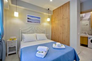 Un dormitorio con una cama azul con toallas. en Casa Margarita en Análipsis