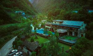 Homeward Mountain Resort في تشانغجياجيه: اطلالة جوية على بيت في جبل