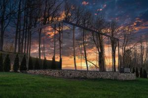 Skrīveri7Mirrors的一座玻璃房子,背面是日落