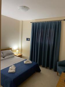 Un dormitorio con una cama con dos toallas encima. en B&B Miramare Suite Village, en Castellaneta Marina