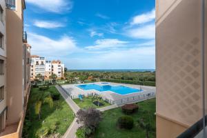 einen Blick auf den Pool von einem Gebäude aus in der Unterkunft Los Pelicanos by Ĥ in Isla del Moral