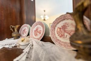 a table with pink and white plates on it at Villa Areto in Kamares