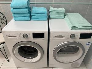 two washing machines with towels on top of them at Ferienwohnung Lichtgalerie in Traunstein