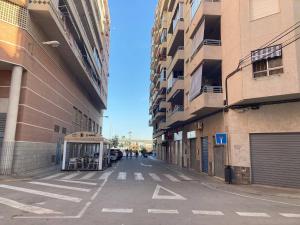 una calle vacía en una ciudad con edificios altos en 062 - Club Náutico 005 - comfortHOLIDAYS, en Santa Pola