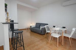 salon z kanapą, stołem i krzesłami w obiekcie 062 - Club Náutico 005 - comfortHOLIDAYS w mieście Santa Pola
