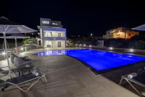 Bazén v ubytování Destino Luxury Apts nebo v jeho okolí