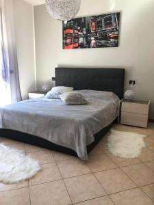ein Schlafzimmer mit einem Bett mit zwei Kissen darauf in der Unterkunft Apartamento in Carpenedolo