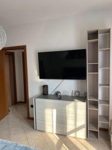 ein Wohnzimmer mit einem TV an der Wand in der Unterkunft Apartamento in Carpenedolo