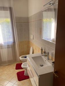 bagno con lavandino bianco e servizi igienici di Apartamento a Carpenedolo