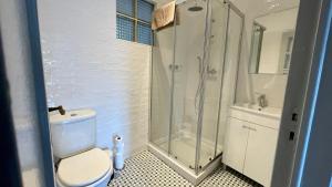 Ett badrum på Silver Apart City Center