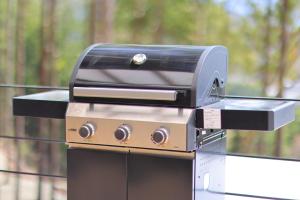 Ein für Gäste verfügbarer Grill auf dem Campingplatz