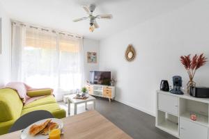 TV a/nebo společenská místnost v ubytování Studio Vasco / confortable / lumineux / parking privé