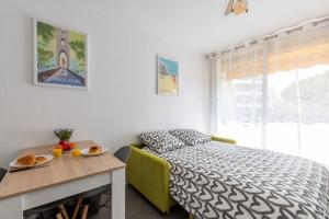 Postel nebo postele na pokoji v ubytování Studio Vasco / confortable / lumineux / parking privé