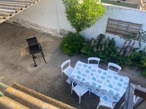 Malón的住宿－Casa Rural Hestia，院子里设有桌椅和烧烤架