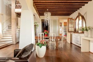 eine Küche und ein Esszimmer mit einem Tisch und Stühlen in der Unterkunft Villa delle Palme in Cecina