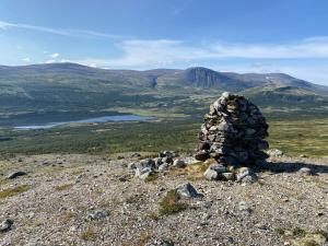 una pila de rocas en la cima de una montaña en Trollvang, en Dovreskogen