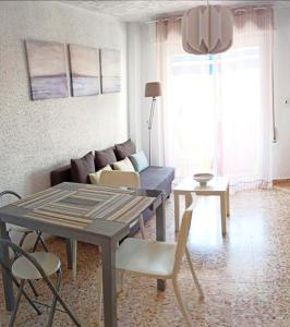 sala de estar con mesa y sofá en Los Locos Coloso 5, en Torrevieja