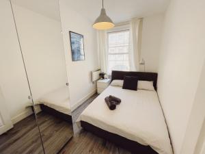 - une chambre avec un lit et un miroir dans l'établissement Newcastle City Centre, Two Bedroom, Sleeps 6, à Newcastle upon Tyne