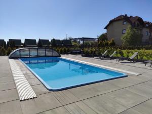 a swimming pool on top of a building at Domki Letniskowe Błękit in Jastrzębia Góra