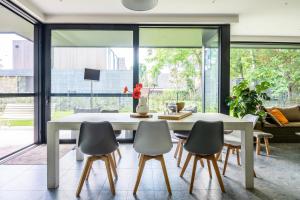 a dining room with a white table and chairs at B&B Eat&Sleep in Evergem