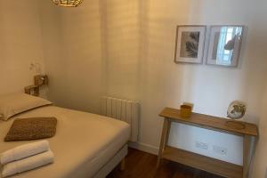 Posteľ alebo postele v izbe v ubytovaní LE POULORIO LOFT Studio RDC ByLocly