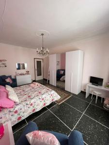 uma sala de estar com uma cama e um sofá em Casa Adele em Serravalle Scrivia