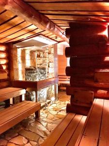 所澤的住宿－Spa膠囊旅館（僅限男性），木板房设有长凳和壁炉