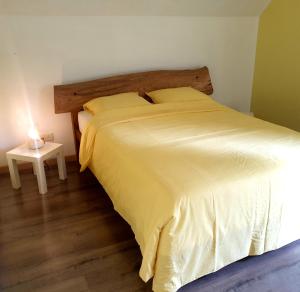 1 dormitorio con 1 cama y 1 lámpara en una mesa en Villa Murmuļmuiža, en Zāģeri