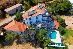 una vista aérea de una casa con techo naranja en Lavanta Butik Otel Turunc en Turunc