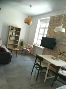 sala de estar con sofá y mesa en Lovely apartment in the city center en Pula