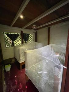 Habitación con cama cubierta de plástico en Finca Tatin Hotel, en Lámpara