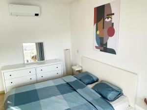 A bed or beds in a room at Peninsula Dar Bouazza Superbe appartement en résidence avec piscine activités