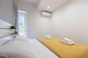 ローマにあるAmazing Viale Trastevere with Terraceの白いベッドルーム(タオル付きのベッド2台付)
