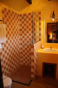 a bathroom with a sink and a mirror at Hotel Maravedí in Pitres