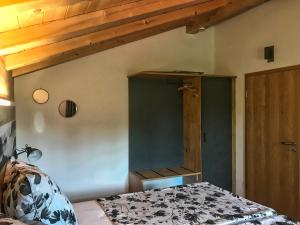 1 dormitorio con cama y techo de madera en Ferienwohnung Kaindl, en Chieming