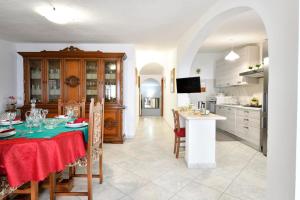 a kitchen and dining room with a table and chairs at Appartamento Holiday in Cala Gonone