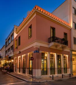 ein Gebäude an der Ecke einer Straße nachts in der Unterkunft Urban Tales in Athen