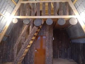 - un escalier en bois dans un bâtiment avec une porte dans l'établissement Homestay Da Blah, à Da Ðeum (2)