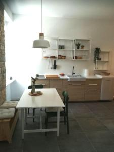 cocina con mesa blanca y nevera blanca en Lovely apartment in the city center en Pula