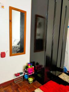 Cette chambre comprend une douche et un miroir mural. dans l'établissement Homestay Wadi A5-5-4 @ Laguna Condo Resort, à Port Dickson