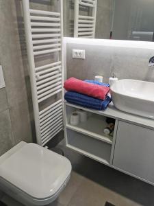La salle de bains est pourvue de toilettes blanches et d'un lavabo. dans l'établissement DREAMY CENTER LOCATION, à Ljubljana