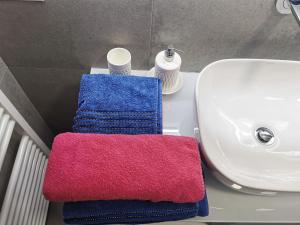 - une salle de bains avec 3 serviettes assises sur un lavabo dans l'établissement DREAMY CENTER LOCATION, à Ljubljana