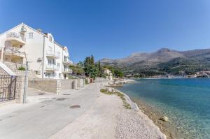een weg naast een waterlichaam met gebouwen bij Apartments Dijana in Slano