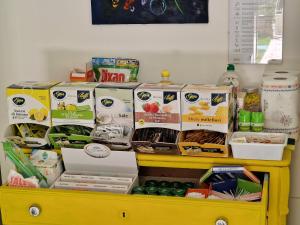 uma prateleira amarela com alimentos e outros alimentos nela contidos em Antares em Riccione