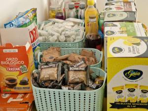 una cesta llena de comida y bebida en una mesa en Antares, en Riccione